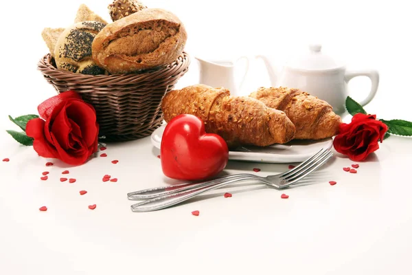Frukost Bord Med Bröd Bullar Croissanter Sylt Kaffe Och Juice — Stockfoto
