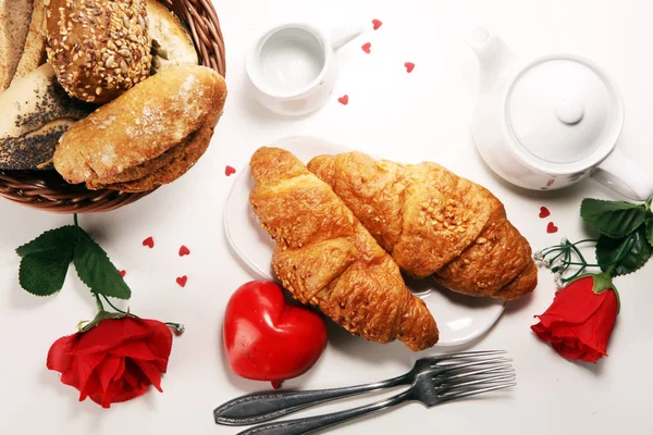 Café Manhã Mesa Com Pão Croissants Geléia Café Suco Dia — Fotografia de Stock