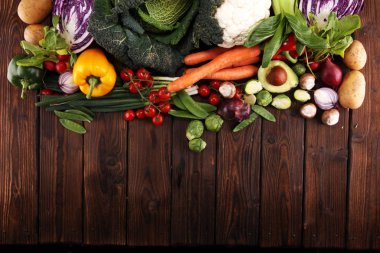 Çeşitli ham organik sebze ve meyve ile kompozisyon. Dengeli beslenme