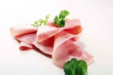Jambon maydanoz ile masaya dilimlenmiş. Taze prosciutto. Domuz eti dilimlenmiş jambon snack