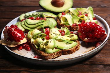 avokado ve olgun nar baharat ve avokado ile tost ekmek dilimlenmiş 