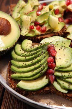 avokado ve olgun nar baharat ve avokado ile tost ekmek dilimlenmiş 