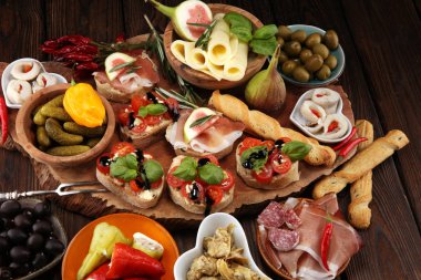 İtalyan antipasti şarap aperatifler küme. Peynir çeşitli, Akdeniz zeytin, turşu, Prosciutto di Parma, domates, enginar masada