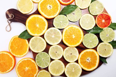 Portakal, limon, greyfurt ve beyaz zemin üzerine limon ile narenciye.