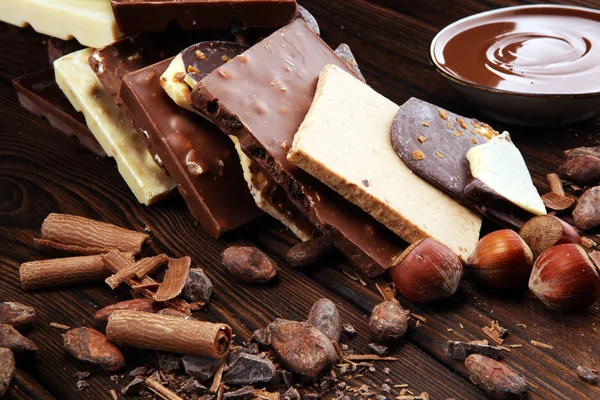 Шоколадные Батончики Столе Шоколадной Башней Шоколад Орехи Шоколадный Вихрь — стоковое фото
