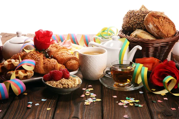 Frukost Bord Med Bröd Bullar Croissanter Serpentiner Kaffe Och Juice — Stockfoto