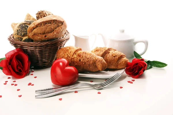 Valentin Nap Tábla Zsemle Kenyér Croissant Lekvár Kávé Gyümölcslé Reggeli — Stock Fotó