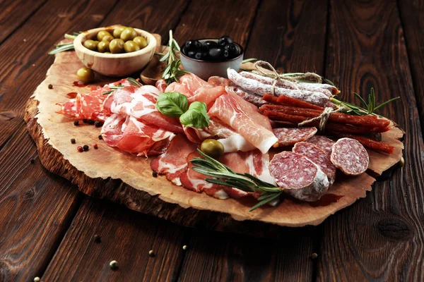 Marmorschneidebrett Mit Prosciutto Speck Salami Und Würstchen Auf Holzgrund Fleischplatte — Stockfoto