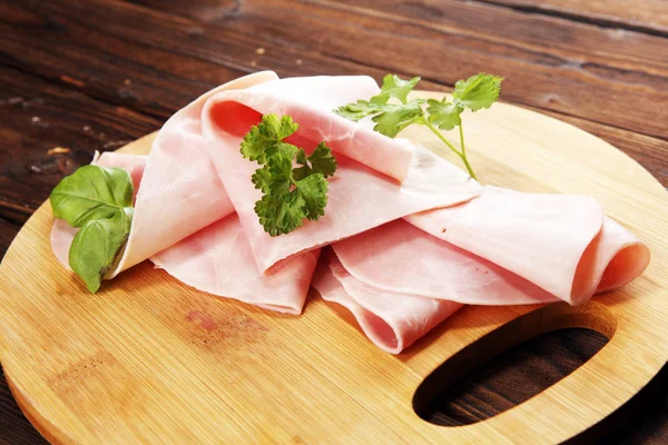 Prosciutto Affettato Con Prezzemolo Sul Tavolo Prosciutto Fresco Prosciutto Maiale — Foto Stock