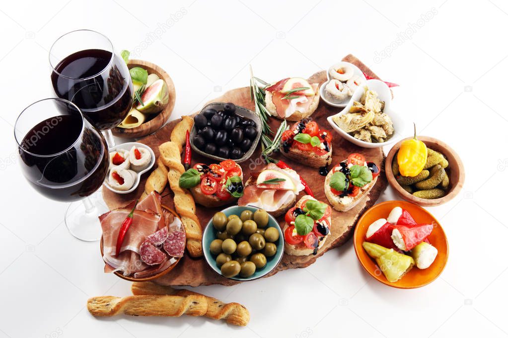 Conjunto de aperitivos de vino antipasti italiano. Variedad de queso