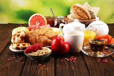 masada ekmek buns, kruvasan, reçel, kahve ve meyve suyu ile Sevgililer günü kahvaltı