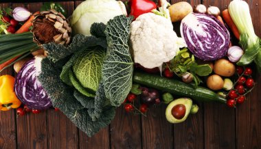 Çeşitli ham organik sebze ve meyve ile kompozisyon. Dengeli beslenme