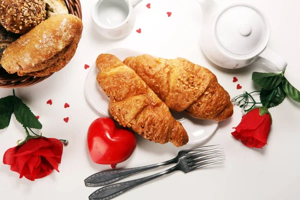 Frukost Bord Med Bröd Bullar Croissanter Sylt Kaffe Och Juice — Stockfoto