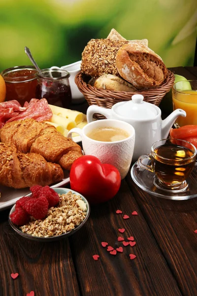 Ontbijt Tafel Met Brood Broodjes Croissants Jam Koffie Sap Valentijnsdag — Stockfoto