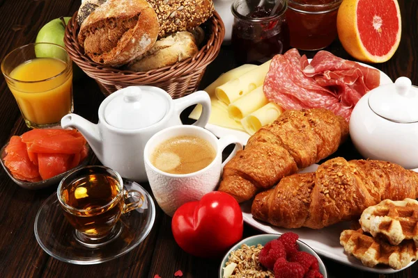 Colazione Tavola Con Focacce Pane Croissant Marmellata Caffè Succo Frutta — Foto Stock