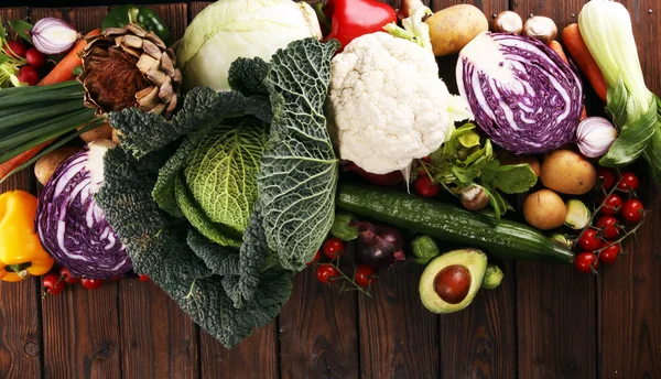 Çeşitli ham organik sebze ve meyve ile kompozisyon. Dengeli beslenme