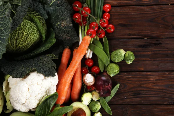 Çeşitli ham organik sebze ve meyve ile kompozisyon. Dengeli beslenme