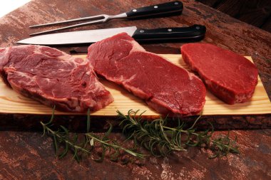 Biftek ham. Barbekü kaburga eti, yaşlı Wagyu ekşili kuru. Çeşitli ham Kara Angus Başbakan eti biftek pala, Striploin, kaburga, bonfile fileto mignon