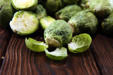 Organik Brüksel lahanası. Antioksidan dengeli beslenme ile ahşap masa üzerinde Brüksel lahanası yemek