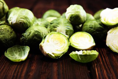 Organik Brüksel lahanası. Antioksidan dengeli beslenme ile ahşap masa üzerinde Brüksel lahanası yemek