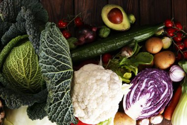 Çeşitli ham organik sebze ve meyve ile kompozisyon. Dengeli beslenme