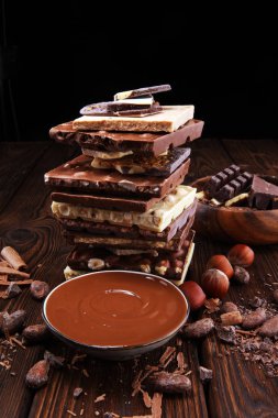 Çikolata çikolata Kulesi ile masada. Çikolata ve fındık ve choco girdap