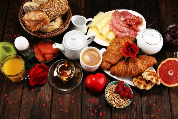 Πρωινό Στο Τραπέζι Ψωμί Ψωμάκια Κρουασάν Μαρμελάδες Καφέ Και Χυμό — Φωτογραφία Αρχείου