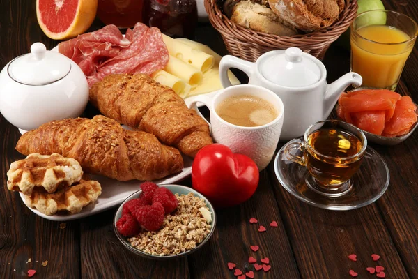 Desayuno Mesa Con Panecillos Croissants Mermelada Café Jugo Día San — Foto de Stock