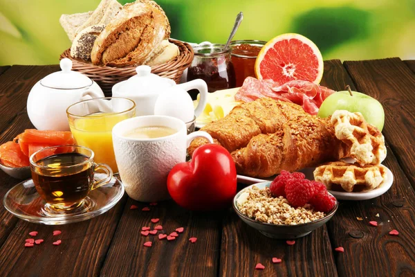 Ontbijt Tafel Met Brood Broodjes Croissants Jam Koffie Sap Valentijnsdag — Stockfoto