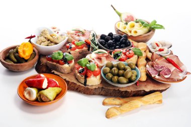 İtalyan antipasti şarap aperatifler küme. Peynir çeşitli, Akdeniz zeytin, turşu, Prosciutto di Parma, domates, enginar masada