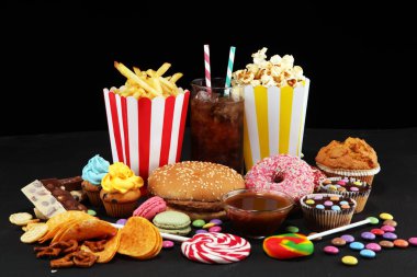 Sağlıksız ürünler. Yemek vücut, deri, kalp ve dişler için kötüdür. Fast karbonhidrat besin çeşitleri. 
