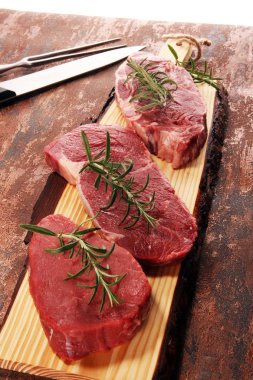 Biftek ham. Barbekü kaburga eti, yaşlı Wagyu ekşili kuru. Çeşitli ham Kara Angus Başbakan eti biftek pala, Striploin, kaburga, bonfile fileto mignon