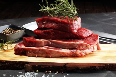Biftek ham. Barbekü kaburga eti, yaşlı Wagyu ekşili kuru. Çeşitli ham Kara Angus Başbakan eti biftek pala, Striploin, kaburga, bonfile fileto mignon