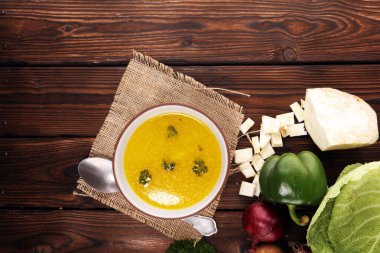 Et suyu ile havuç, soğan bir tencerede - renkli taze açık bahar çorbası çeşitli taze sebze. Kırsal mutfak sahne vejetaryen bouillon