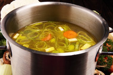 Et suyu ile havuç, soğan bir tencerede - renkli taze açık bahar çorbası çeşitli taze sebze. Kırsal mutfak sahne vejetaryen bouillon
