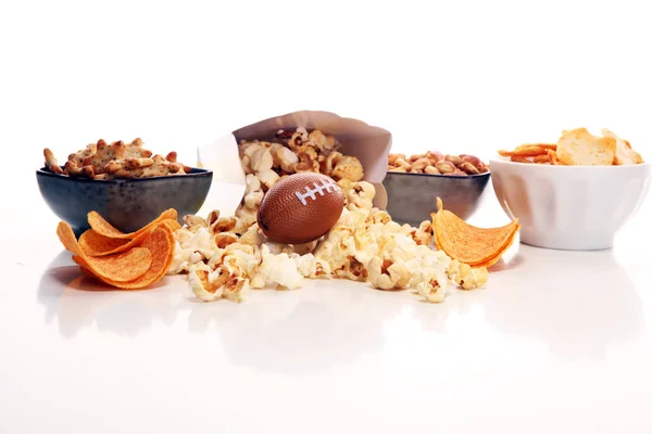 Chips Zoutjes Voetbal Een Tabel Geweldig Voor Bowl Spel — Stockfoto