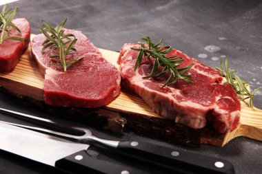 Biftek ham. Barbekü kaburga eti, yaşlı Wagyu ekşili kuru. Çeşitli ham Kara Angus Başbakan eti biftek pala, Striploin, kaburga, bonfile fileto mignon