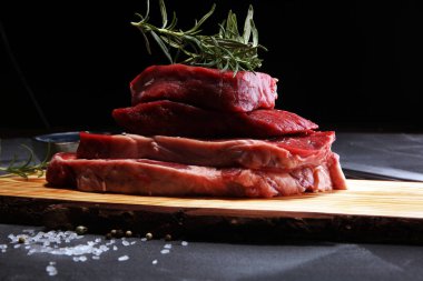 Biftek ham. Barbekü kaburga eti, yaşlı Wagyu ekşili kuru. Çeşitli ham Kara Angus Başbakan eti biftek pala, Striploin, kaburga, bonfile fileto mignon