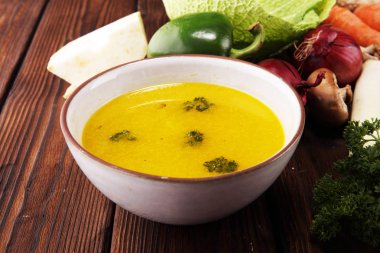 Et suyu ile havuç, soğan bir tencerede - renkli taze açık bahar çorbası çeşitli taze sebze. Kırsal mutfak sahne vejetaryen bouillon