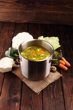 Et suyu ile havuç, soğan bir tencerede - renkli taze açık bahar çorbası çeşitli taze sebze. Kırsal mutfak sahne vejetaryen bouillon
