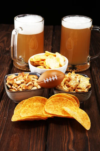 桌子上有薯片 咸味小吃 足球和啤酒 伟大的碗游戏项目 — 图库照片