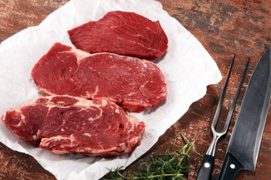 Biftek ham. Barbekü kaburga eti, yaşlı Wagyu ekşili kuru. Çeşitli ham Kara Angus Başbakan eti biftek pala, Striploin, kaburga, bonfile fileto mignon