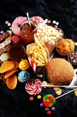 Sağlıksız ürünler. Yemek vücut, deri, kalp ve dişler için kötüdür. Fast karbonhidrat besin çeşitleri. 