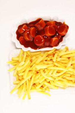 Currywurst patates ile. geleneksel Alman yemekleri sosis ve köri ve patates kızartması ile