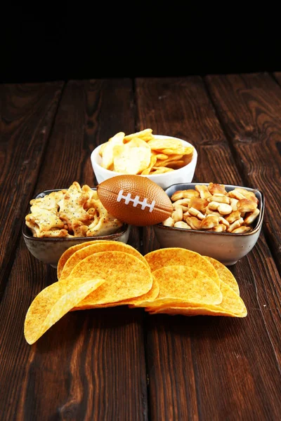 Patatas Fritas Aperitivos Salados Fútbol Una Mesa Grande Para Juego — Foto de Stock