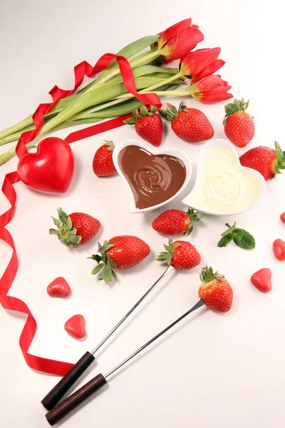 Valentine Chokladfondue Smälte Med Färska Jordgubbar Och Mörk Och Vit — Stockfoto