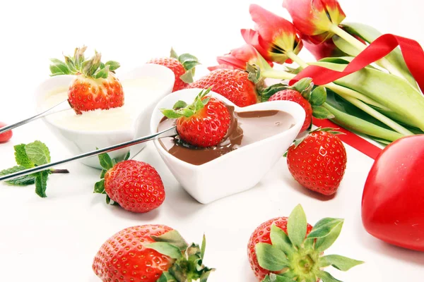 Valentijn Chocolade Fondue Gesmolten Met Verse Aardbeien Donker Witte Chocolade — Stockfoto