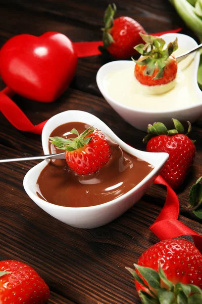 Valentijn Chocolade Fondue Gesmolten Met Verse Aardbeien Donker Witte Chocolade — Stockfoto