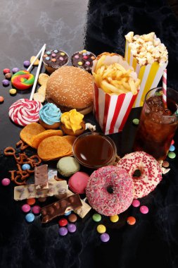 Sağlıksız ürünler. Yemek vücut, deri, kalp ve dişler için kötüdür. Fast karbonhidrat besin çeşitleri. 