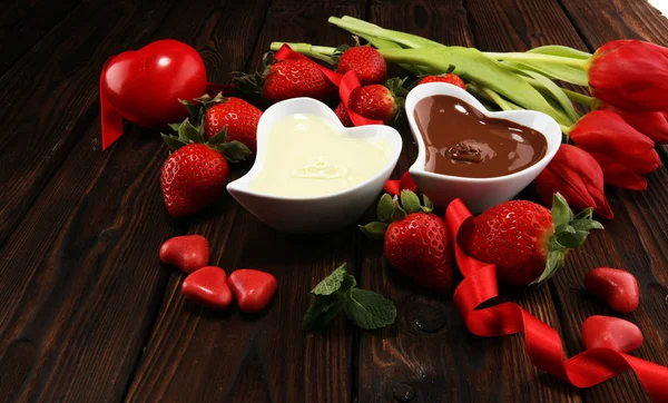 Valentine Chokladfondue Smälte Med Färska Jordgubbar Och Mörk Och Vit — Stockfoto